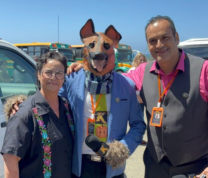 Presidenta Rocio Adame, con la mascota el Komunica Dog y el Director General de KOnceptos.com.mx Manuel Gutierrez Garcia .